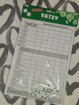 Yatzy stor  - Säljer ett Yatzy i jumboformat dvs super stort, helt nytt och inplastad. Perfekt för spelkvällar med vänner eller familj.