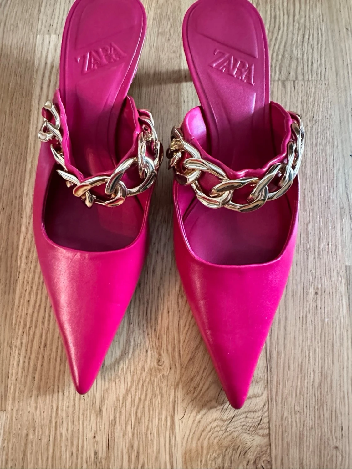 Rosa pumps med kedjedetalj från Zara - 1