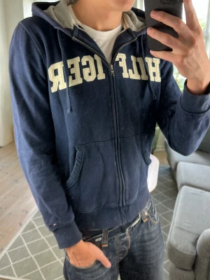 Zip up Tommy hilfiger  - Extremt snygg och unik. Passar till alla outfits! Mått: A:42 B:40 C:42 D:60 (cm) Skriv vid fundering 😇🙌
