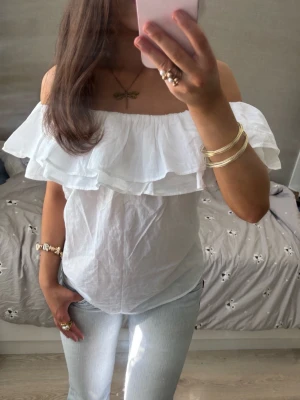Vit offshoulder volangtopp  - Så fin vit offshoulder volangtopp! Jag är 168 och det är mina bilder, köp via köp nu direkt eller Swish, kvar tills markerad som såld 💖 