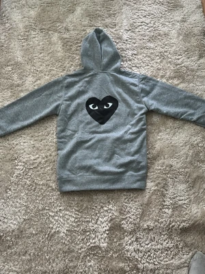 Comme de Garcons - Comme de garcons hoodie, sitter lite slim fit som en hoodie I S