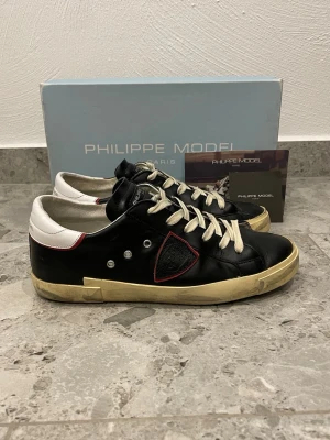 Philippe Model Sneakers - Philippe Model sneakers || Storlek 40 || Skorna är i mycket bra skick (se bilder) || Box och Philippe Model kort medföljer vid köp || Tveka inte på att höra av dig vid frågor eller funderingar 
