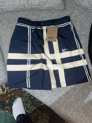 Burberry shorts - Burberry shorts Helt nya med prislapp storlek XL Säljes pga för små
