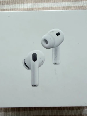 Apple AirPods Pro 3  - AirPods Pro 3.   Köpta i april, kvitto finns.  Helt nya i oöppnad förpackning. Dock så har dottern varit på ena sidan av lådan, syns om man bänder lite på sidan. Men som sagt oöppnad och oanvända