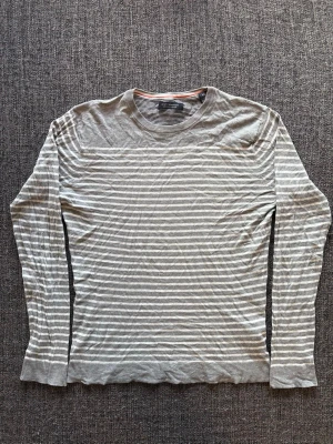 Scotch & soda tröja ~ randig  - Sjukt eftertraktad Scotch & Soda tröja – vit/grå randig 🌿  Fint skick, klassisk modell och svår att få tag på idag. Stilren randig design som funkar till allt. Passar perfekt nu till våren/sommaren ☀️📦✌️