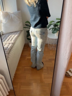 True religion ”joey, one of a kind” jeans - Jätte fina låg midja true religion jeans i modellen ”joey low rise flare, one of a kind” (dessa var limited edition under 2023) Har älskat och ägt dessa i ca 2 års tid nu.  - Storlek 27 (motsvarar eu36/S på ett ungefär)  - midjemått= 36cm+ mycke stretch - innerbenslängd = 80cm Jeansen är i gott skick med slitningar som är för design, köpte dessa för 3100kr