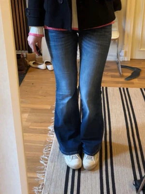 Blå bootcut jeans från 157 - Säljer ett par blå bootcut jeans från 157 med klassisk femficksmodell och dragkedjegylf. Inte använda mkt då de är något låga i midjan för min smak. Strl M