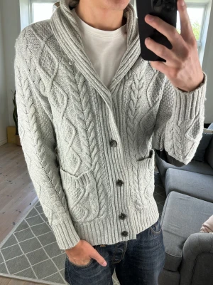 Cardigan stickad grå  - Super super snygg cardigan, extremt trendig och perfekt för sommarkvällar! Mått: A:48 B:46 C:44 D:66 (cm) Skriv vid fundering 😇🙌