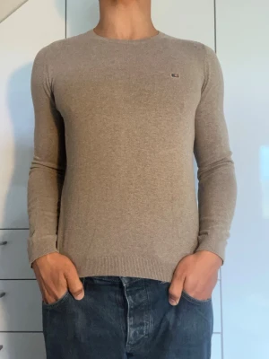 Beige stickad tröja - Tröja från Lexington tillverkad i 100% bomull. Strl S. Inga defekter. Modellen är 178 cm och väger 77 kg. Hör gärna av dig vid frågor!