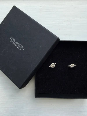 Efva Attling ”Love Knot Ear” - Efva Attling ”Love Knot Ear”. Inte används så många gånger, i bra skick, minimala tecken på användning. Org pris 1500kr