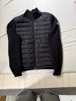 Moncler cardigan  - En moncler cardigan har haft den i ungefär 6 månader och har använt den ett få par gånger, den är i storlek s och säljer den då jag känner att jag inte har någon användning av den. PRIS KAN DISKUTERAS!!