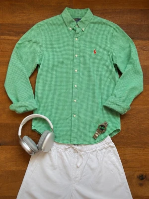 Ralph Lauren Skjorta Herr Small Slim Fit Grön/ Rutig  - Klassisk Polo Ralph Lauren-skjorta i grön/vit gingham-ruta. Perfekt för vår, sommar och preppy/old money-stilen. Broderad Polo-logga på bröstet och button down-krage.               Kommer från ett rökfritt hem.                         Snabb leverans 📦