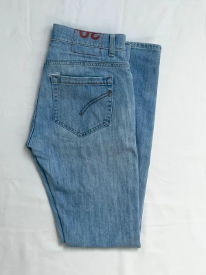 Dondup George  - Dondup George jeans i snygg ljusblå färg. Slitnings design vid fickan och o storleken W30. Välldigt fint skick 