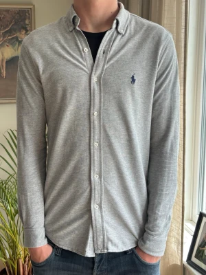 Ralph Lauren skjorta - |Tja! En otroligt snygg och eftertraktad Polo Ralph Lauren featherweight skjorta❗️| Skick 8/10 bra skick☑️| Storlek: S, sitter som S, sitter perfekt på mig - 192cm 75kg📏| Nypris: ca 2000kr💵| Färg: grå, som på bilden🩶| Fraktar spårbart via postnord eller instabox📦| Hör av er för mer information!|