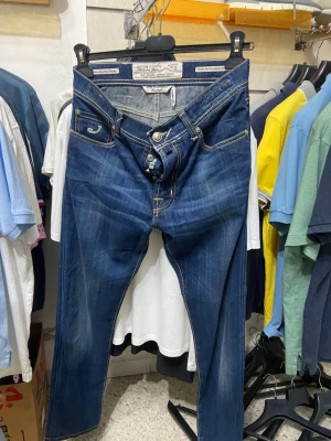 Jacob Cohen Jeans - Snygga blå jeans från Jacob Cohen med klassisk femficksmodell och kontrastsömmar. Jeansen har raka ben och detaljerade bakfickor med vit brodyr. Tillverkade i ett slitstarkt denimtyg som ger en cool och avslappnad look.