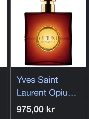 Yves Saint Laurent Opium EdP 50ml - Klassisk parfym från Yves Saint Laurent, Opium Eau de Parfum i 50 ml flaska. Flaskan är djup rödbrun med gulddetaljer och rund form. Förpackningen är elegant i guld med röda bambumotiv och tydlig logga. En ikonisk doft med lyxig känsla. Nypris är omkring 900 kr men säljer för endast 650 kr! (Endast testad!!! Helt ny). 
