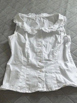 Brandymelville Vit ärmlös blus med spetskrage - Säljer pga den bara har legat i garderoben. Köpte i Sthlm förra sommaren ❤️❤️