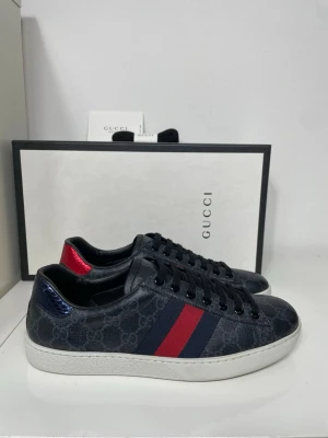 Gucci Ace Skor  - Säljer nu dessa Gucci Ace Skor i uk 6 som motsvarar storlek 40, skriv för fler bilder/frågor🙌🏼