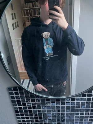 Mörkblå raffe hoodie - Riktigt fet mörkblå polo hoodie, passar perfekt till kyliga sommarkvällar, storleken är S och den passar som S. Skickar alltid samma dag om köpet är innan 20:00. Tagsen fortfarande på, endast provad ett fåtal gånger