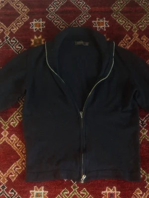 Oscar Jacobson full zip - Mörkblå Oscar Jacobson fullzip i storlek M, passar däremot mer som en S. Helt felfri