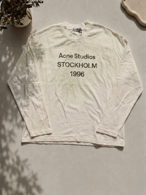 Acne Studios longslevee  Stockholm 1996  - Acne Studios longslevee Stockholm 1996 Storlek S Säljer min Acne Studios longslevee med sin snygga distressed/vintage inspirerande detaljer som ger plagget karaktär. Den är i mycket bra skick och väl omhändertagen. Passformen är avslappnad. Pris kan diskuteras vid snabb affär ! Postas snabbt för en smidig affär 