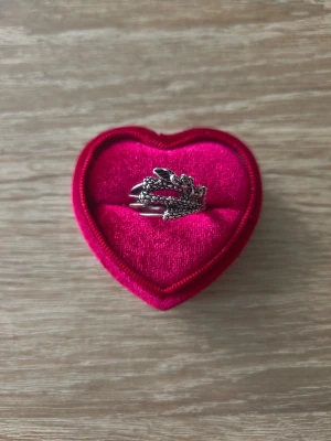 Silverfärgad ring med klormotiv  - ring i storlek 18,1mm, silverfärgad. 