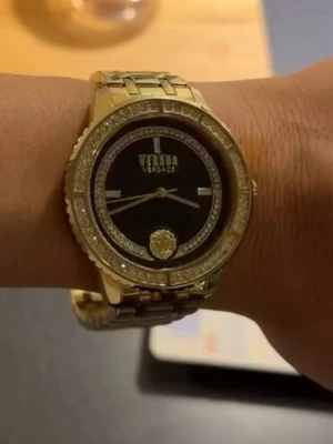 Guldig Versus Versace klocka - Skicka gärna bud på ett pris. 