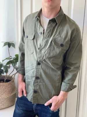Hollister overshirt - På plick Live 11 Juni 17.00  - Hollister overshirt - lite ostruken. Inga defekter! Modellen i bilderna är 180 cm 75 kg och bär Storlek M , Kom med frågor! 🌟 (Kan gå ned i pris vid köp av paket 😉) 