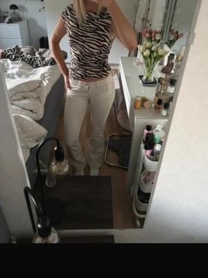 Lågmidjade jeans Gina - Världens finaste lågmidjade jeans från Gina, endast använda 2 gånger! De är cremevita