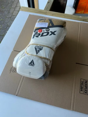 RDX F7 Ego Boxningshandskar 12 oz – Nya - Säljer ett par nya RDX F7 Ego boxningshandskar i 12 oz. Passar för boxning, kickboxning, thaiboxning och annan kampsport. Bra val för både säckträning och sparring. Oanvända och i originalskick. Kan skickas eller hämtas efter överenskommelse. Skicka gärna ett meddelande om du har frågor eller är intresserad. 