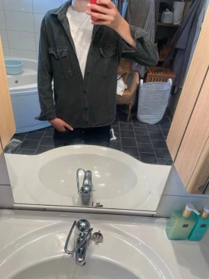 Mörkgrön overshirt med fickor - Säljer en riktigt skön mörkgrön overshirt från Dobber😁.          Strl:M.         Pris:399kr.         Skriv privat vid minsta fundering🤩