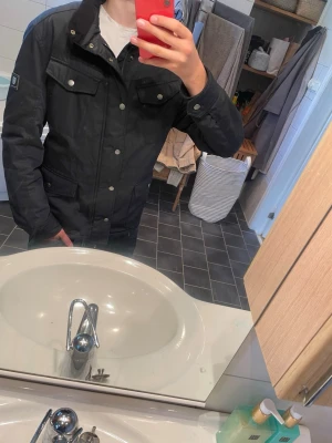 Bondelid jacka - Säljer en riktigt snygg navy jacka från Bondelid som är riktigt bra för kyliga dagar😁.         Strl:M.       Pris:549kr.         Skriv privat vid minsta fundering🤩