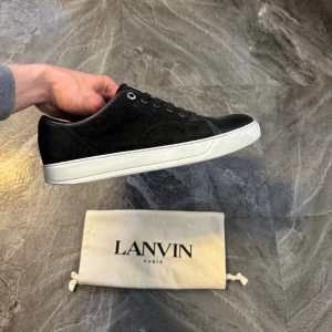 Lanvin sneakers - Bra skick. Nypris ca 4000kr. Storlek 41/UK7.  Dustbag medföljer. Självklart äkta - kolla bara recensionerna! Skriv för mer information🤝