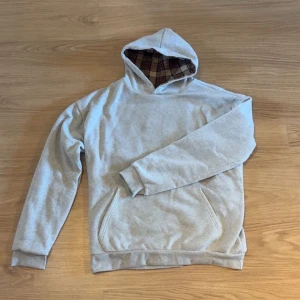 Grå hoodie med rutigt foder - Helt ny