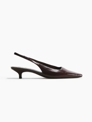 Bruna slingback med låg klack - Stilrena pumps i mörkbrunt, från H&M. Modellen har en låg kitten heel, öppen häl med smal rem och spetsig tå. Perfekta för dig som gillar minimalistisk och elegant design.