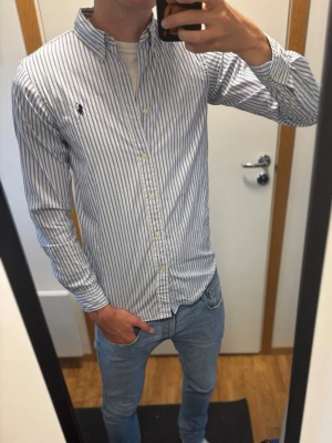 Ralph Lauren skjorta - Perfekt till sommaren! | Vit, blå randig| Utmärkt skick, inga defekter| Storlek 20, motsvarar ungefär M| Skriv vid frågor eller funderingar!|