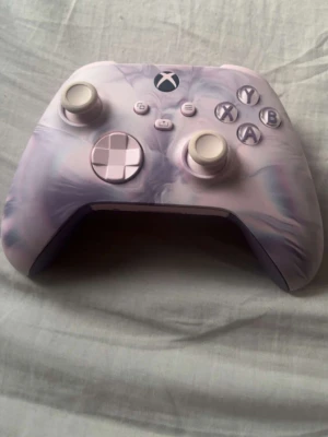 Xbox handkontroll rosa/lila marmor - Säljer en snygg Xbox handkontroll med unik rosa och lila marmorerad design. Knappast använts mer än 1 vecka.