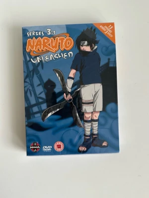 Helt NY - ”Naruto Unleashed” Series 3:1 - DVD - Helt NY oöppnad och inplastad förpackning av populära anime-serien ”Naruto Unleashed” Series 3:1 på DVD med 13 avsnitt fördelade på 3 skivor. Följer älskade knasige karaktären Narutos spännande och charmiga äventyr. Språk: Engelska. Textning: Engelska. Speltid: 300 minuter. Åldersgräns: 12 år. Helt ny i oöppnad originalförpackning. 