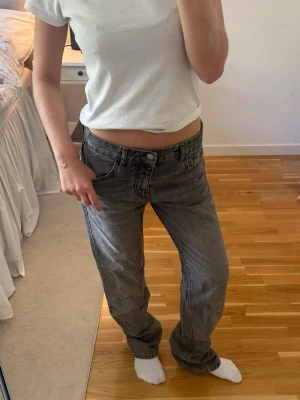 Grå jeans - Så fina jeans lite loose och mid-waist! Jag är ca 164cm!💕😍