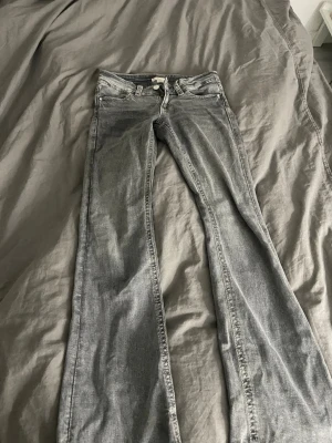 Gråa bootcut jeans - Gråa bootcut jeans som saknar en knapp på ena fickan därför är det ett lite lägre pris på dom men annars har dom bra skick i övrigt och dom är inte heller använda så jätte mycket för dom har också varit lite långa men knappen lossnade när dom va rätt så nya