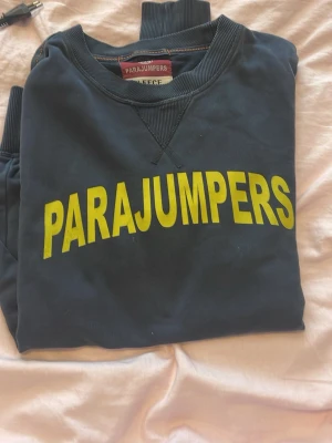 Mörkblå sweatshirt från Parajumpers - Säljer min mörkblåa tröja från Parajumpers 