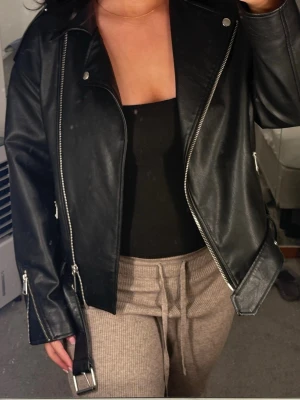 Svart biker skinnjacka med dragkedjor - Sjukt snygg skin jacka som är köpt från Nelly för 4 år sedan. Jackan kommer knappt till någon användning och har även använts få gånger. Jackan säljs inte mer på Nelly🤍