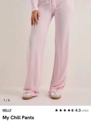 Ljusrosa mjukisbyxor Nelly - Mysiga ljusrosa loungewear-byxor från Nelly med breda ben och dragsko i midjan. Byxorna är tillverkade i ett mjukt och stretchigt material som passar perfekt för avslappnade dagar hemma. Enkel och stilren design som är lätt att matcha. Helt nya med lappen kvar, storlek xxs. Hör av er vid frågor och kolla gärna in mina andra annonser!💞💞