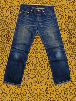 APC jeans new standard - Ett par APC jeans i väldigt fint skick! Storlek W29 Mått: Midja: 40cm Benlängd: 94cm Innerbenslängd: 69cm Benbredd vid slutet: 19cm 
