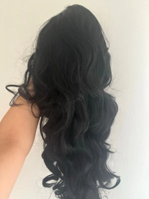Black curly wig 32inches lace cap and lace front  - Säljer en lång, svart lockig peruk med naturligt fall och volym. Perfekt för dig som vill ha extra längd och fyllighet till håret. Löshåret har mjuka, definierade lockar och fästs enkelt i ditt eget hår.  Standard size 