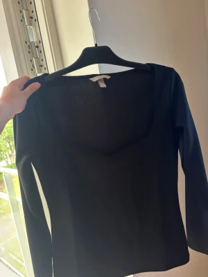 Tröja H&M - Svart tröja/topp från h&m med detalj framtill över brösten. Storlek M!