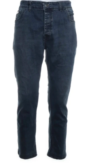 Mörkblå raka jeans från Brunello Cucinelli - Snygga mörkblå jeans från Brunello Cucinelli med rak passform och klassisk femficksdesign. Jeansen har en stilren look och är tillverkade i ett mjukt denimtyg som ger en bekväm känsla hela dagen. Storleken är 50 Eu som motsvarar 92 midjemått och 70 innerbenslängd
