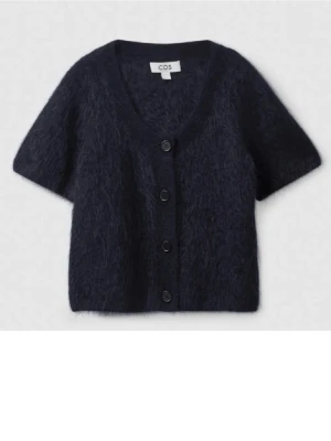 Cos kofta - Kortärmad, mörkblå kofta från COS i fluffigt material med fyra knappar framtill. Koftan har en avslappnad passform och V-ringning, perfekt för lager på lager och en trendig look.