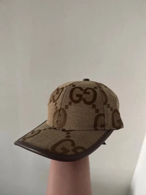 Beige keps  - Säljer min fina beige keps eftersom den ej kommer till användning, priset kan diskuteras.