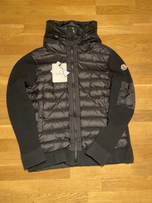 Moncler - Svart pufferjacka från Moncler som knappt är andvänd och utan defekter. Pris kan diskuteras 